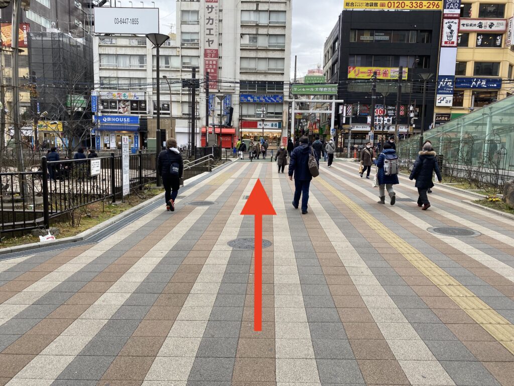 大塚駅南口前広場を真っ直ぐ進みます。
