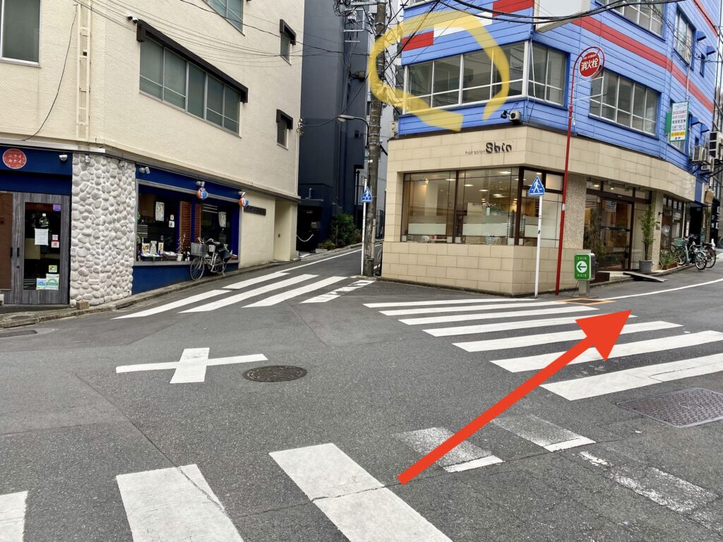 少しまっすぐ行くと青色の建物1階に美容室「Shin」が入っているのが見えるので、右に曲がります。