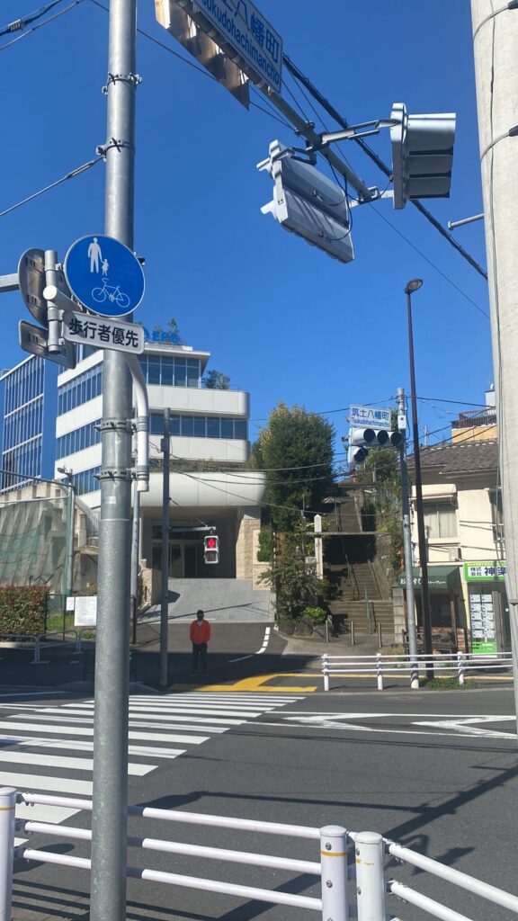 筑土八幡町交差点で右に渡ります。