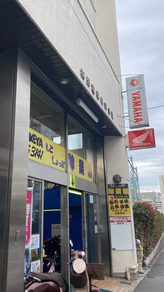 1FがYAMAHAのバイク屋さんのビルがELEMENT 神楽坂飯田橋店になります。 2階まで階段であがりエレベーターで4階までお越しください。