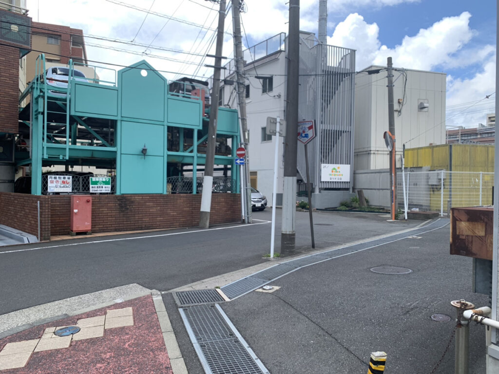 細い路地を斜め右方向直進します