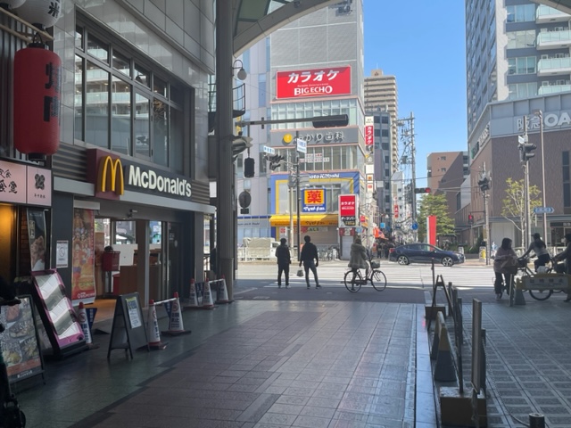 商店街の出口にマクドナルドがあるので、目の前の交差点を進行方向（北）にわたります。