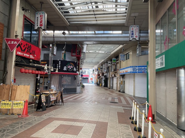 天神橋筋商店街に入り、２５ｍ程進むと四つ角（赤い看板の焼肉屋）があるので、左（北）へ曲がり商店街を進みます。