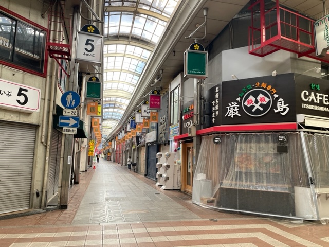 天神橋筋商店街、曲がってすぐの北向きの風景です。
