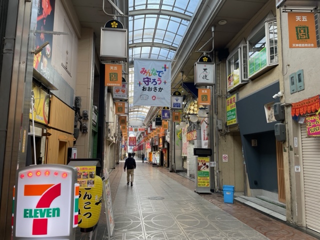 天神橋筋商店街、北向きの風景です。