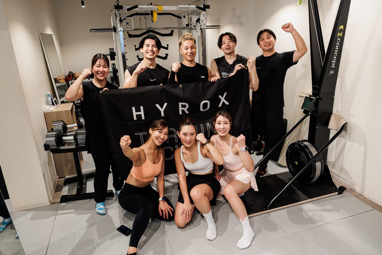 HYROXのフラッグを持って集まったELEMENT HYROXの参加者とトレーナー
