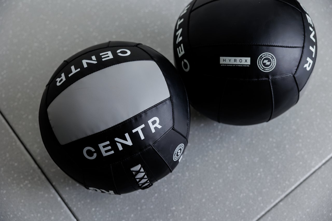 CENTRのウォールボールが2つ並ぶ様子
