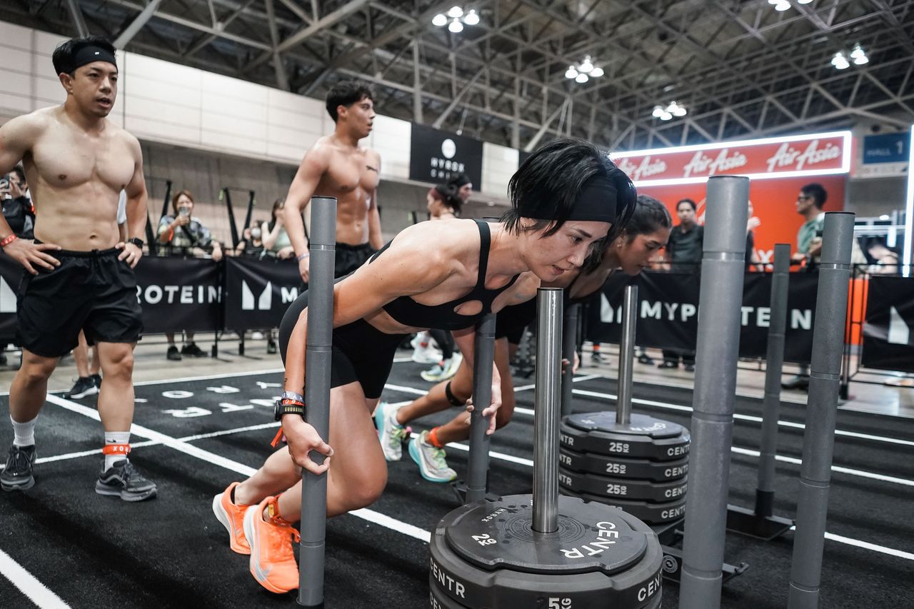 スレッドプッシュでそりを押して進む選手（千葉大会）
