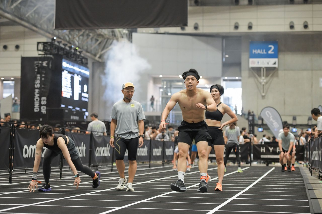 観客に囲まれたレーンを走る選手たち（千葉大会の会場・幕張メッセ）