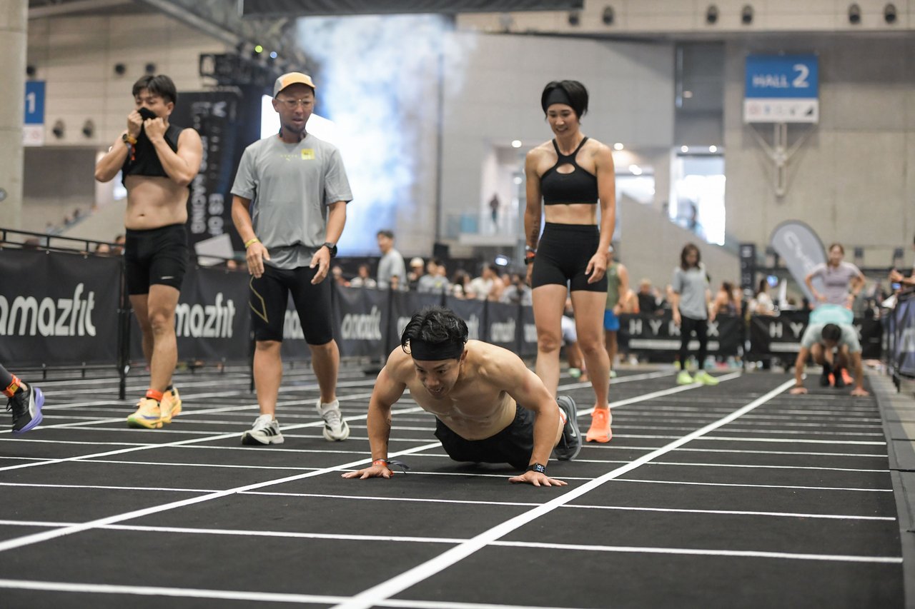 バーピーのあと、胸を床につけて起き上がる選手（千葉大会・バーピーブロードジャンプ）