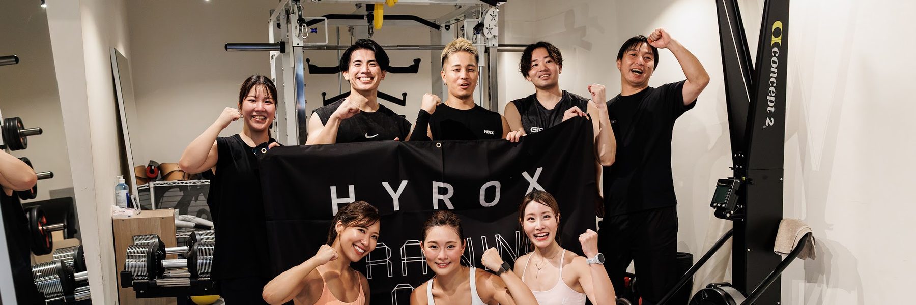 ELEMENT池尻大橋店｜HYROXフラッグを持った集合写真