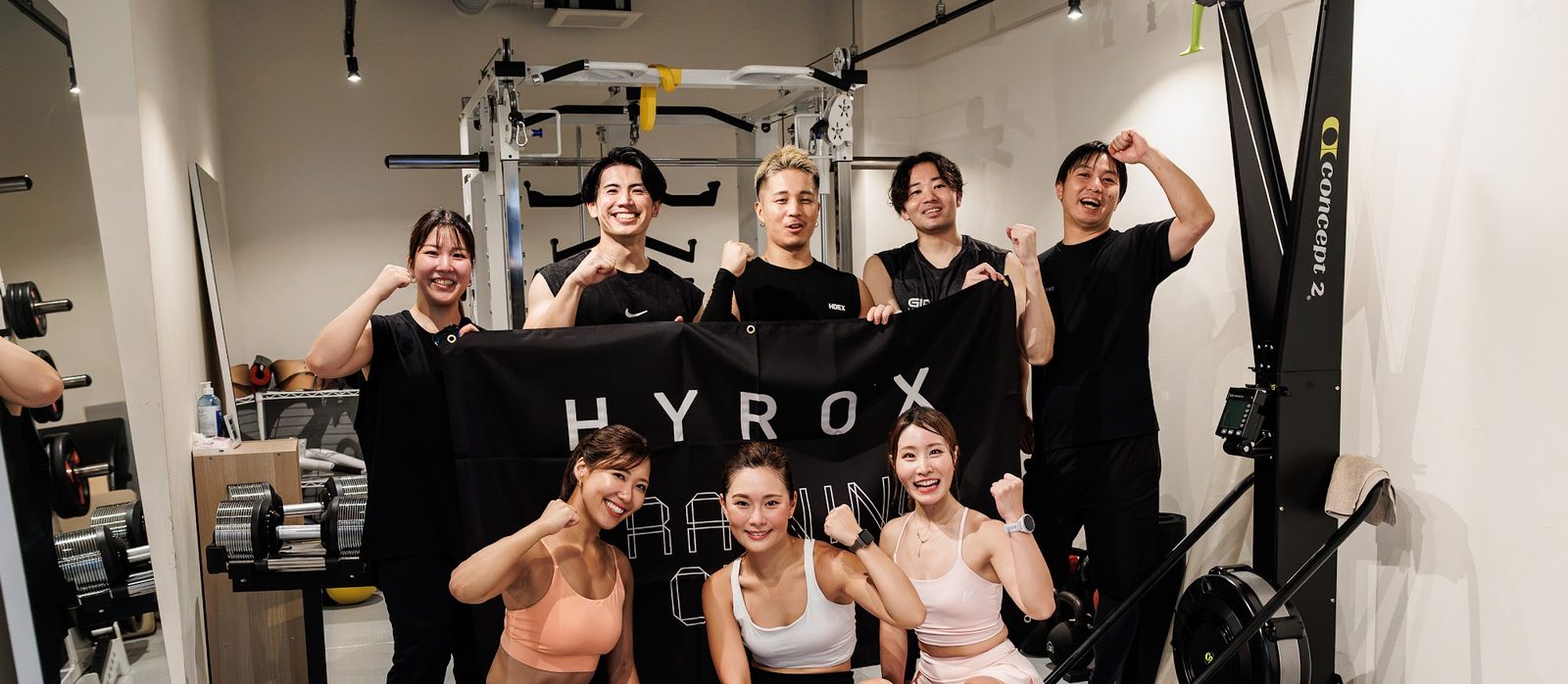 ELEMENT池尻大橋店｜HYROXフラッグを持った集合写真